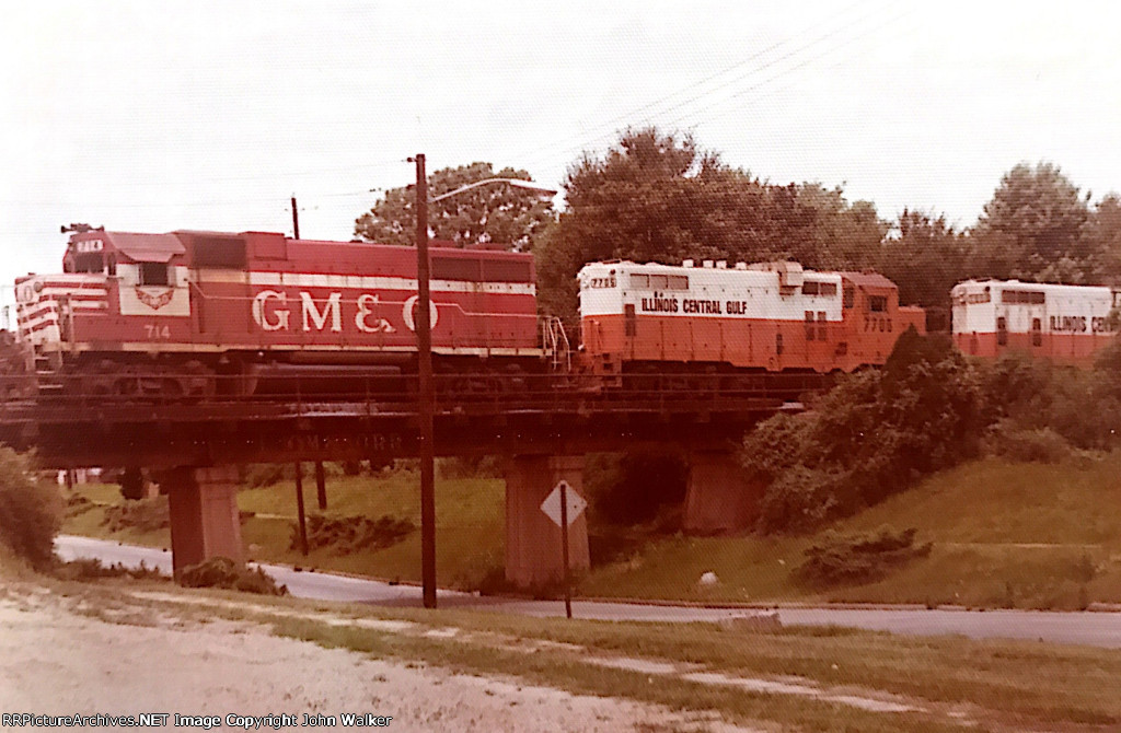 Southbound ICG crosses Teresa Street (US 11) near the Southern Railway main